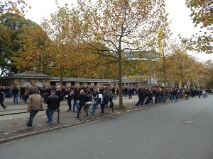 Wartende BVB-Fans vor der Roten Erde