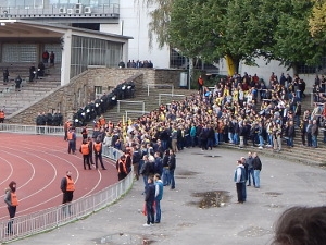 Drin aber noch keine Bewegungsfreiheit - Dortmunder Fans nach Anpfiff