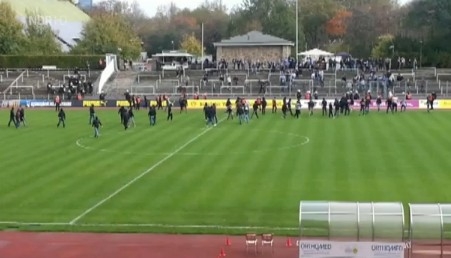 BVB-Fans vor dem Gästeblock in der Roten Erde