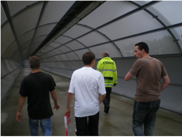 Ein Tunnel führt die Fans in Rotterdam vom Bahngleis zum Gästeblock