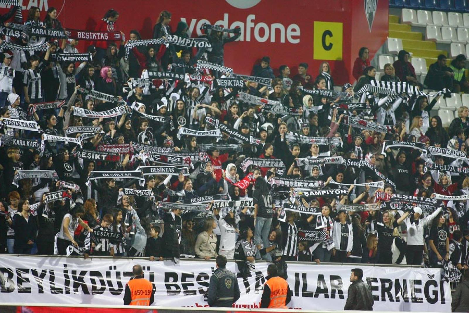 Zuschauersperren bedeuten in der Türkei inzwischen, dass keine Männer das Stadion betreten dürfen. Zugang haben dann nur Frauen und Kinder bis 12 Jahre