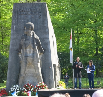 Lars Ricken spricht am Mahnmal Bittermark