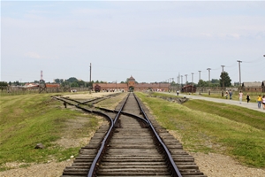 Das berühmte Torgebäude von Birkenau