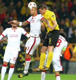 Melo gegen Kehl im Kopfballduell