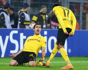 Papa Sokratis bejubelt das 2-0