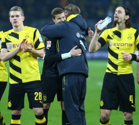 Trainer Jürgen Klopp umarmt Mitch Langerak