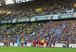 Die Hamburger Spieler feiern mit ihren Fans