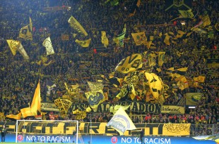 Fahnenintro auf der Südtribüne