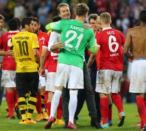 Kasper Hjulmand mit Matchwinner Karius