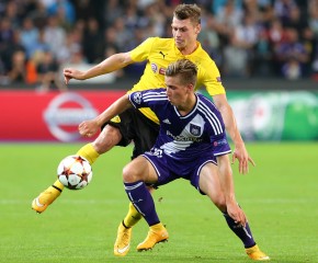 Lukasz Piszczek against Dennis Praet