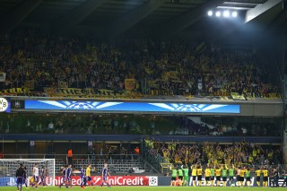 Mannschaft und Fans bejubeln den Sieg nach dem Spiel zusammen