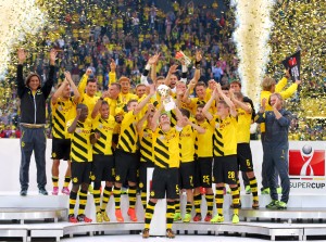 Sebastian Kehl stemmt den Pokal gen Himmel