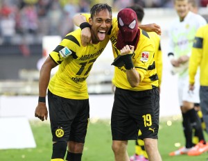 Aubameyang und Großkreutz feiern den Sieg mit Maske