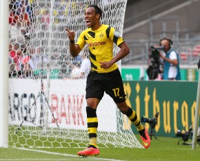 Aubameyang bejubelt seinen zweiten Treffer zum 3-1