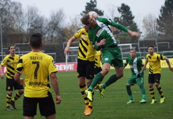 Kapitän Hornschuh im Kopfballduell