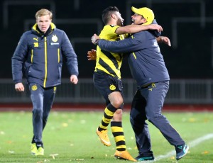 Kefkir bejubelt mit seinem Trainer das 2-0