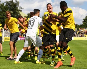 Die feiernde Mannschaft nach dem Abpfiff