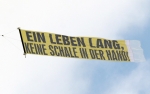 'Ein Leben lang keine Schale in der Hand' - Ein Flugzeug mit diesem Banner flog beim Spiel in Leverkusen über das Stadion und später über Gelsenkirchen (Dortmund hatte den Blauen am vorletzten Spieltag die Meisterschaft im Derby versaut)
