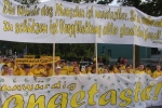 'Getrennt in den Farben - vereint in der Sache' - 'Die Würde des Menschen ist unantastbar. Sie zu achten und zu schützen ist Verpflichtung aller staatlichen Gewalt. - Unwürdig angetastet' - Dortmund bei der Fandemo 2005 in Frankfurt