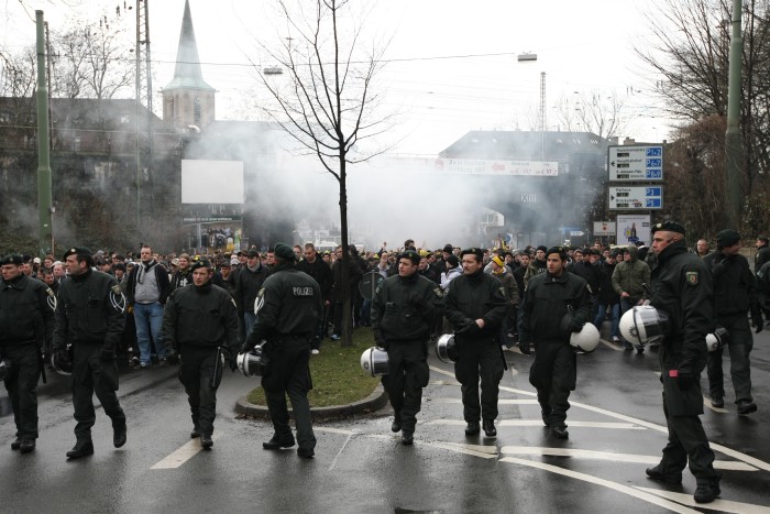 St&auml;ndige Polizeibegleitung wie hier auf dem Weg zum Ruhrstadion