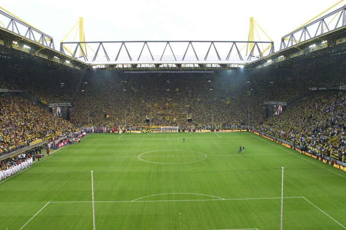 Auf der S&uuml;dtrib&uuml;ne finden sich alle Fangruppen zusammen