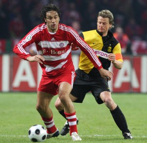 Luca Toni im Zweikampf mit Christian Wörns