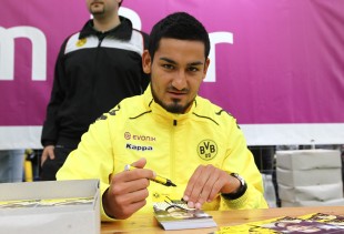 Gündogan schreibt Autogramme