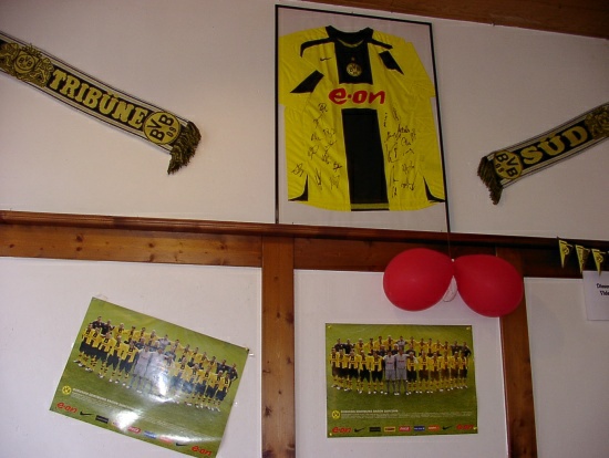 BVB Fanartikel an der Wand