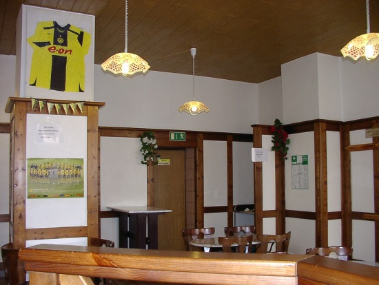 BVB-Trikot an der Wand