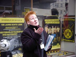 Frau Kritzler vor der Druckerei Röhr