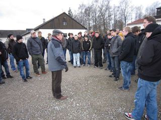 BVB Fans besuchen die Gedenkstätte Dachau