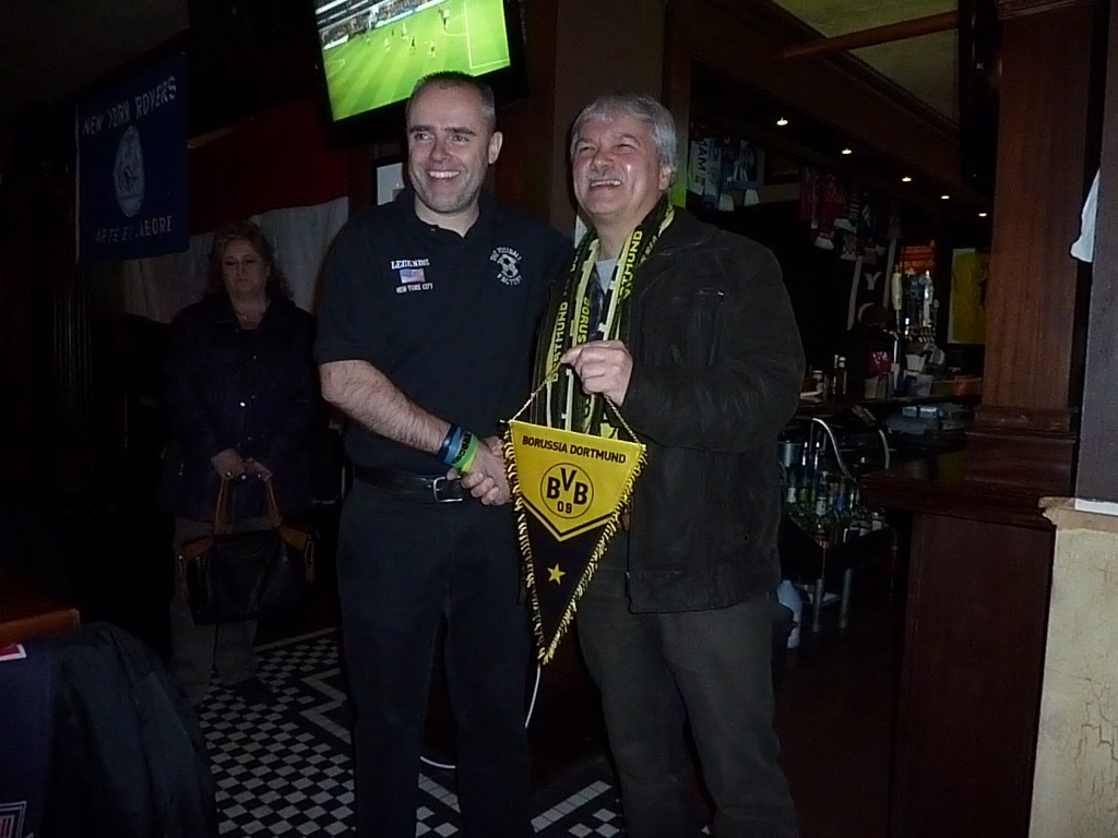 Editor Henry hands over the famous BVB merch