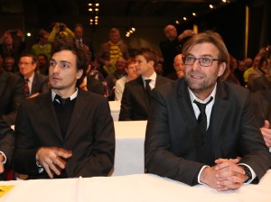 Mats Hummels (l.) und Jürgen Klopp lauschen des Worten von HJW