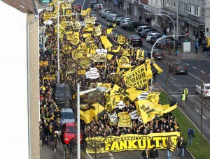 Ein bunter Haufen zog singend durch die Innenstadt