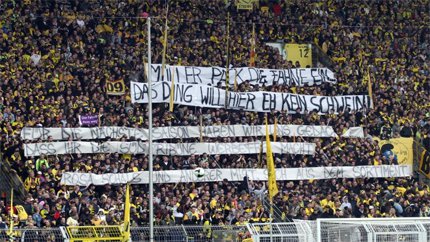 Fanprotest gegen die Evonik-Fahne 2007