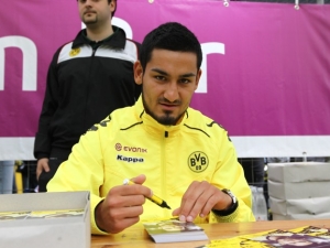 Ilkay Gündogan schreibt Autogramme