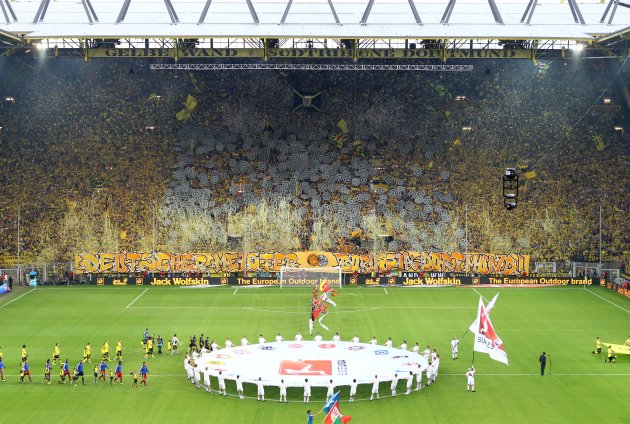 Meisterchoreo und Einlauf beim Saisonstart gg HSV 2011/12