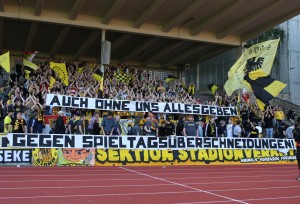 Spruchband gegen die parallelen Spieltagsansetzungen beim Spiel gegen die SV Kickers