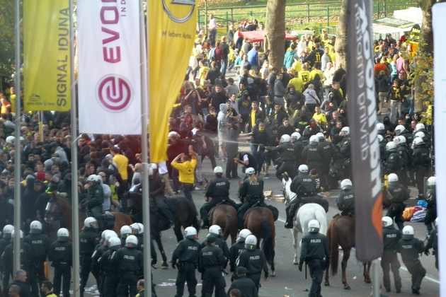 Berittene Polizei und Pfefferspray-Einsatz vor dem Stadion