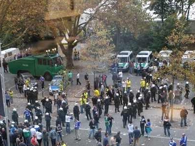 Wasserwerfer und Mannschaftswagen der Polizei