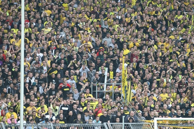 Südtribüne mit schweigenden Ultras