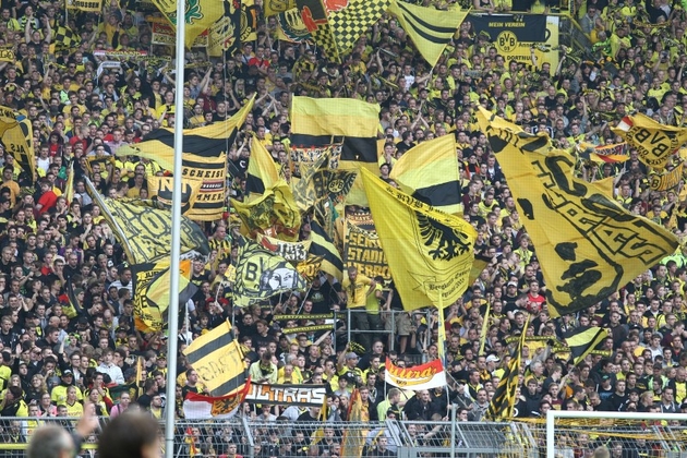 Südtribüne mit Ultras in Aktion