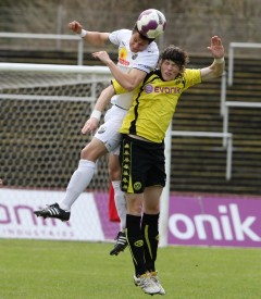 Daniel Ginczek im Luftkampf