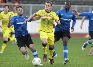 Bakalorz gegen zwei Trierer Gegenspieler