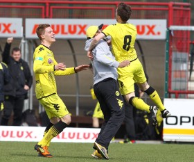 Tim Treude bejubelt das 0-2 mit seinem Trainer