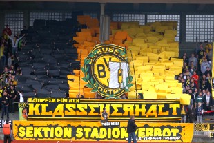 Klassenerhalt-Choreo der Ultras im Block H