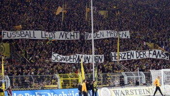 spruchband: fußball lebt nicht in den Medien, sondern in den Herzen der Fans