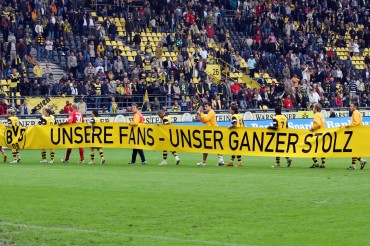 Im Jahr 2008: Die Mannschaft trägt ein Transparent mit der Aufschrift "Unsere Fans - unser ganzer Stolz"