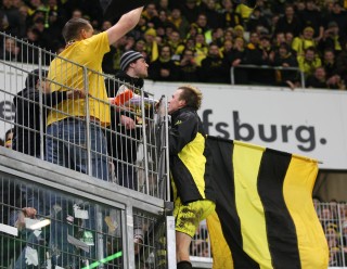 Kevin celebrates with the BVB supporters in Wolfsburg