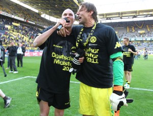 Kevin and Weidenfeller sing together